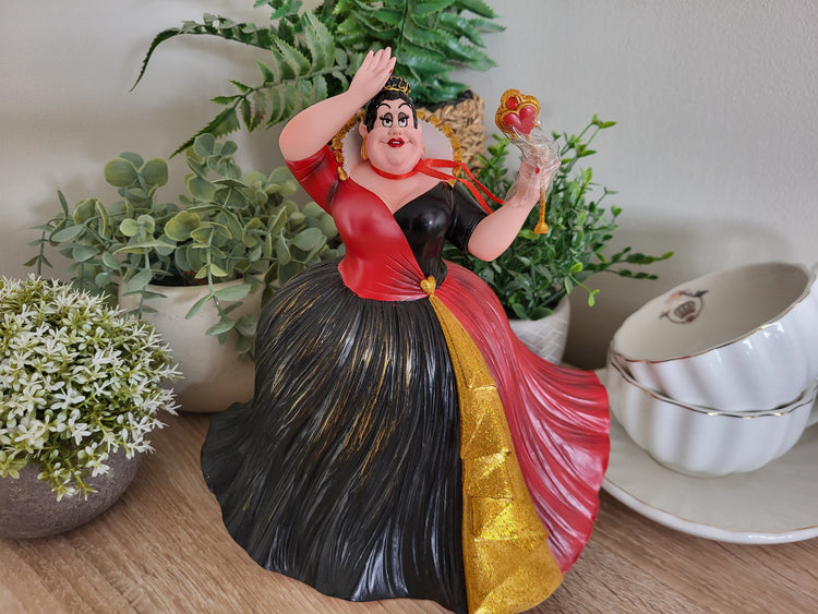 Herzkönigin in Alice im Wunderland: Gerichtssaal-Chaos und Sammelfarben