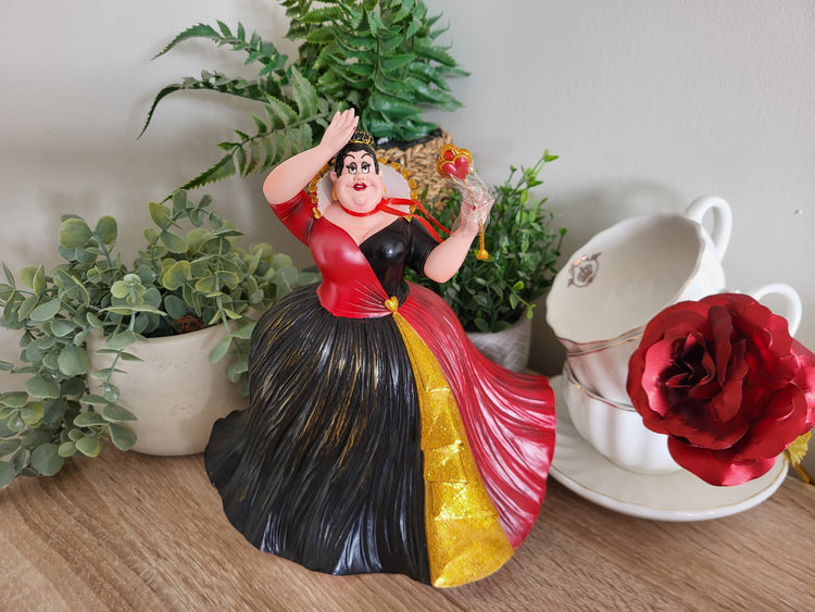 Disney Showcase vs. Disney Traditions Herzkönigin-Figuren
