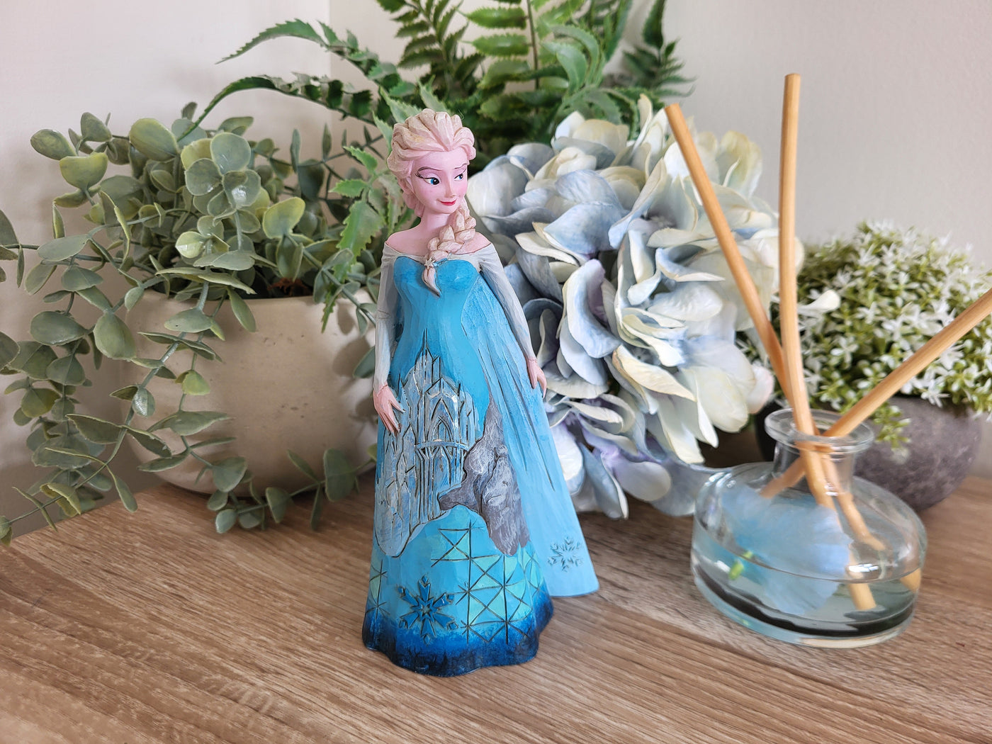 Creating an Elsa Display with Ice-Blue Colour, Snow Detail and Frozen Charm
