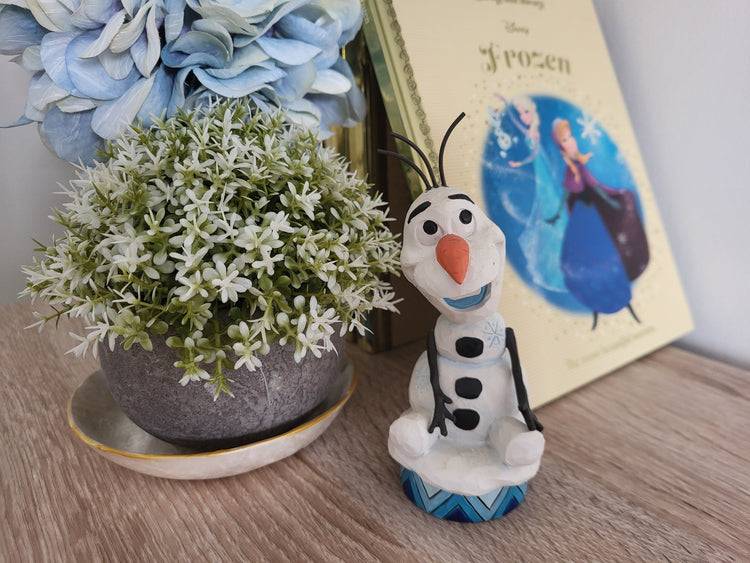 Warme Umarmungen im Winterregal: Olaf Disney Figuren stylen