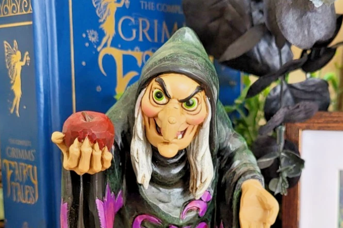 Disney Showcase Faktenblatt: Alte Hexe „Take a Bite“ (4037508)