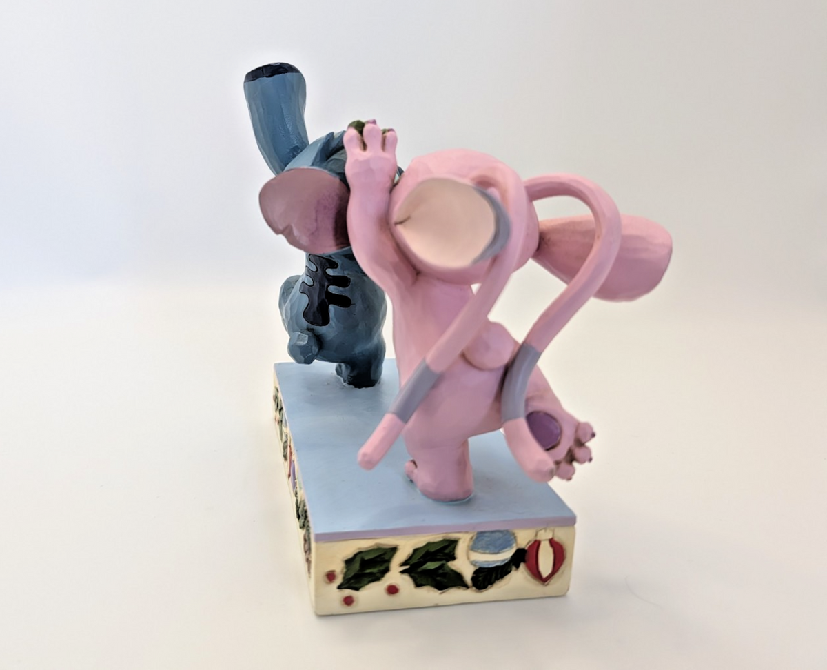 Disney Traditions Stitch and Angel Mistletoe Kisses figurine 6008980 – display angle