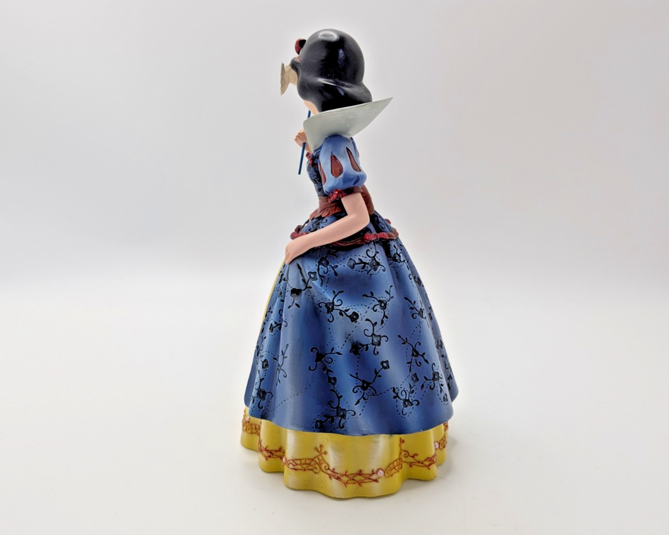 Disney Showcase Snow White Haute Couture Figurine Masquerade Boxed Mask Ball3
