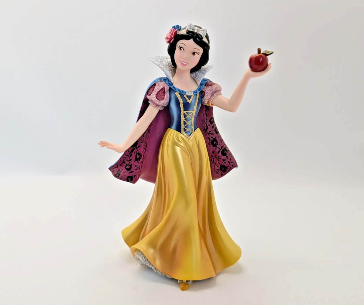 Disney Showcase Haute Couture Snow White Figurine 4031542 Snow White With Apple4