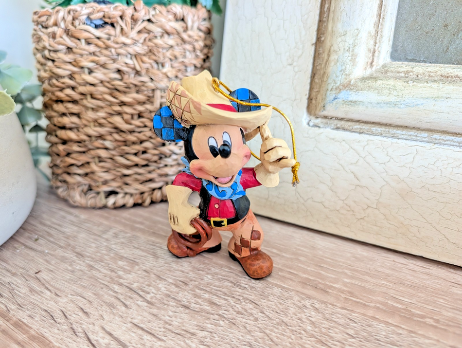 Disney Traditions Roundup Mickey Mouse Hanging Ornament A25905 av Jim Shore – i kartong med etikett