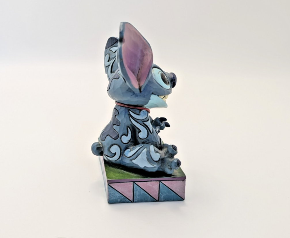 Disney Traditions Stitch Ohana Means Family figurine 4016555 painted finish detail