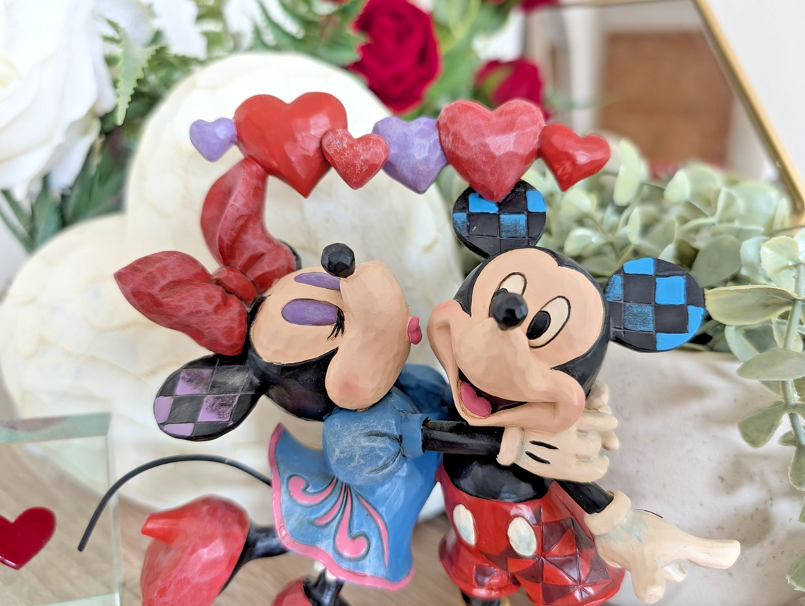 Disney Traditions Showcase Mickey & Minnie Mouse Love Is In The Air Figurine1