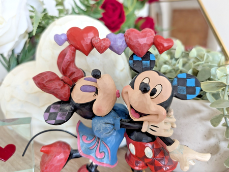 Disney Traditions Showcase Mickey & Minnie Mouse Love Is In The Air Figurine1