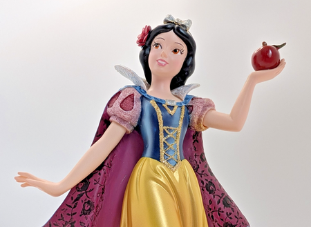 Disney Showcase Haute Couture Snow White Figurine 4031542 Snow White With Apple14