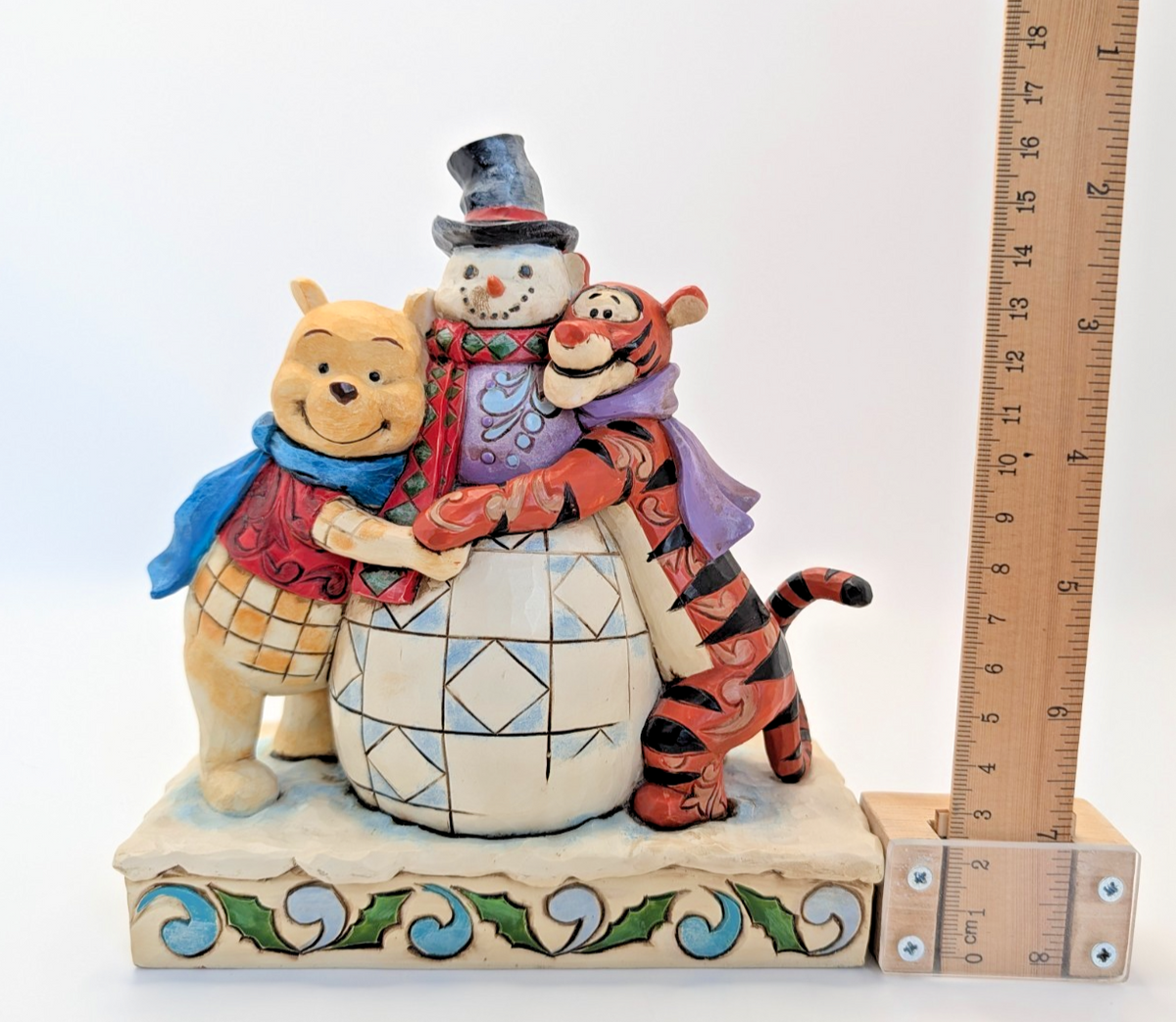 Disney Traditions Winter Hugs Pooh Tigger snowman 4033265 boxed figurine - close-up detail