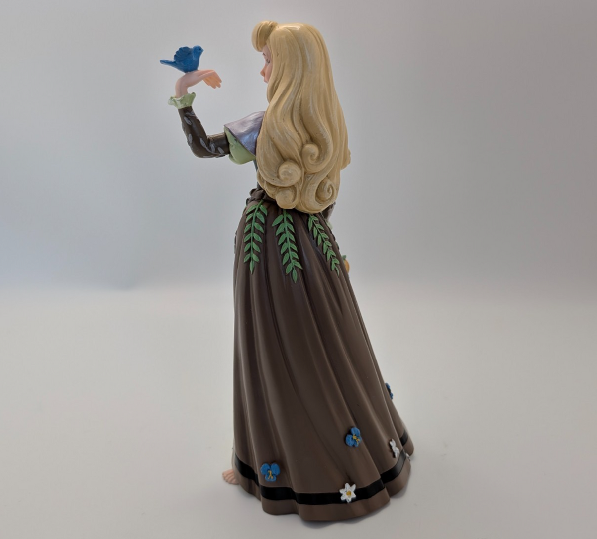 Disney Showcase Briar Rose Aurora Botanical 6014849 boxed figurine - character face detail