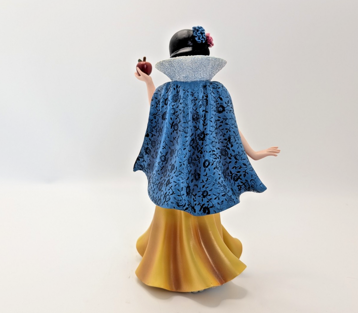 Disney Showcase Haute Couture Snow White Figurine 4031542 Snow White With Apple7