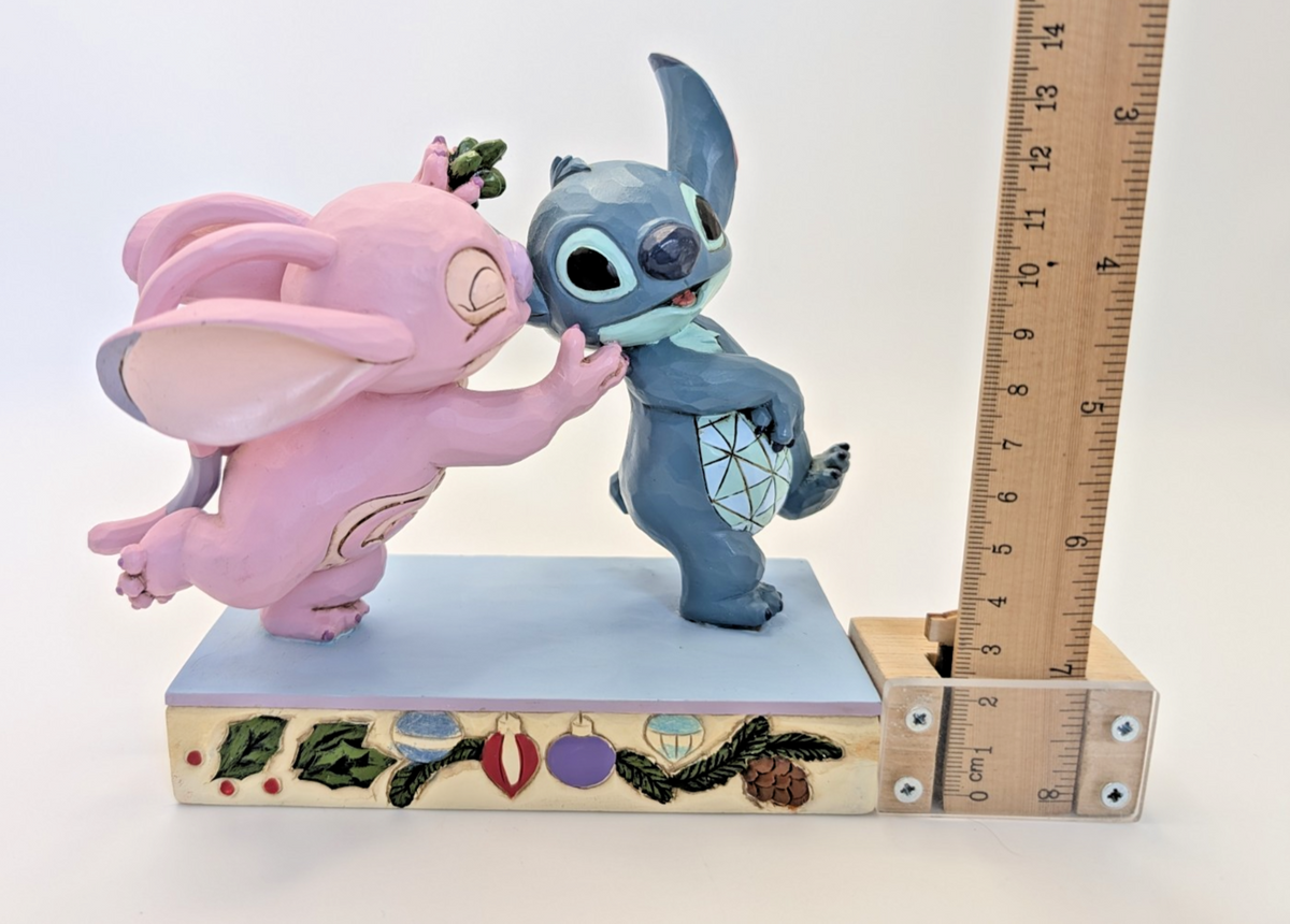 Disney Traditions Stitch and Angel Mistletoe Kisses figurine 6008980 – condition detail
