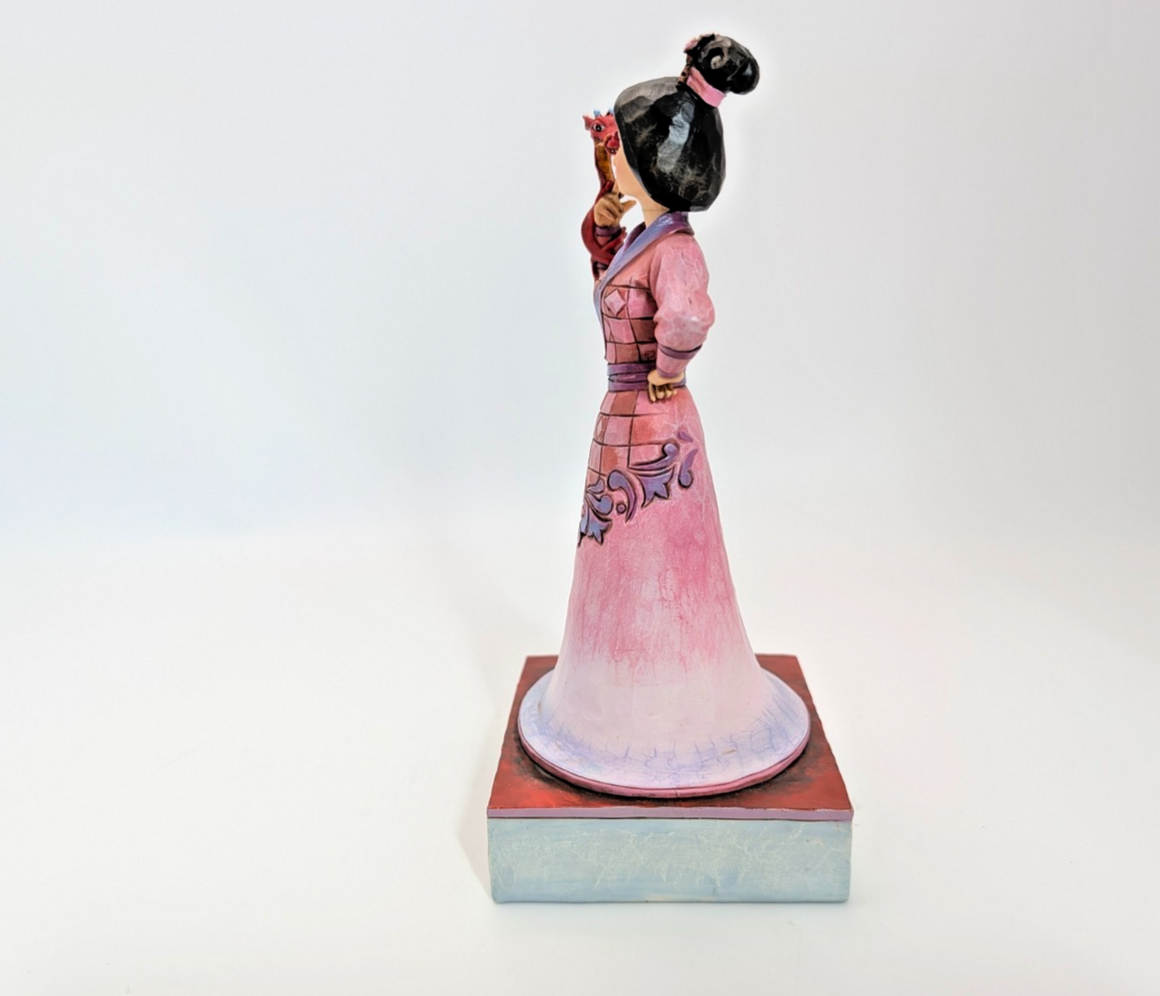 Disney Traditions Mulan and Mushu Determined and Tough 4037510 – close-up detail