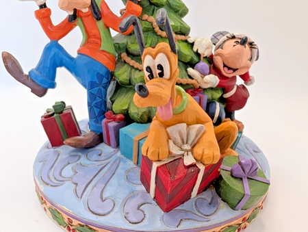 Disney Traditions Mickey and Friends Merry Tree Trimming 6008979 – condition close-up