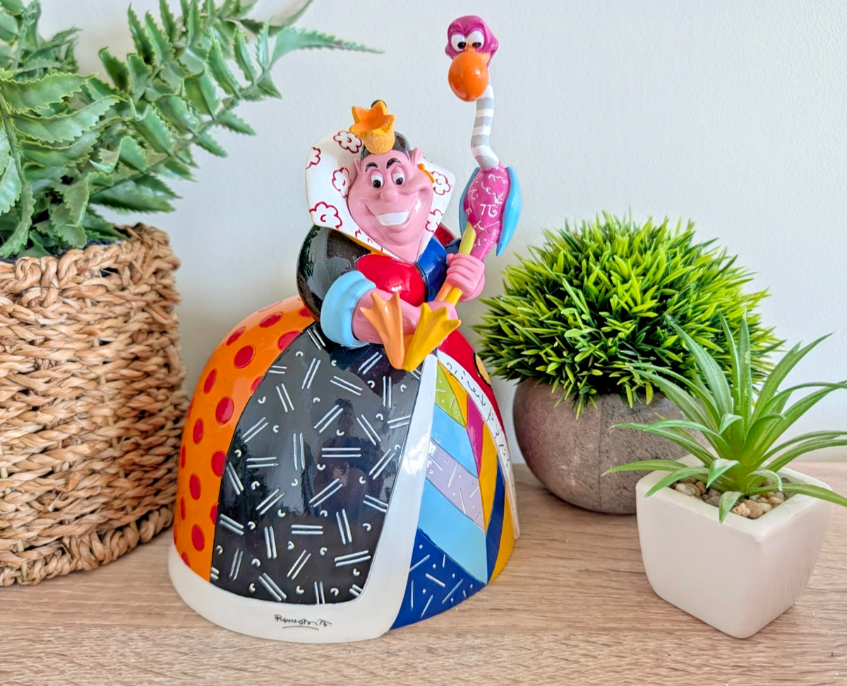 Disney Britto Queen of Hearts 6008525 unboxed figurine - front view