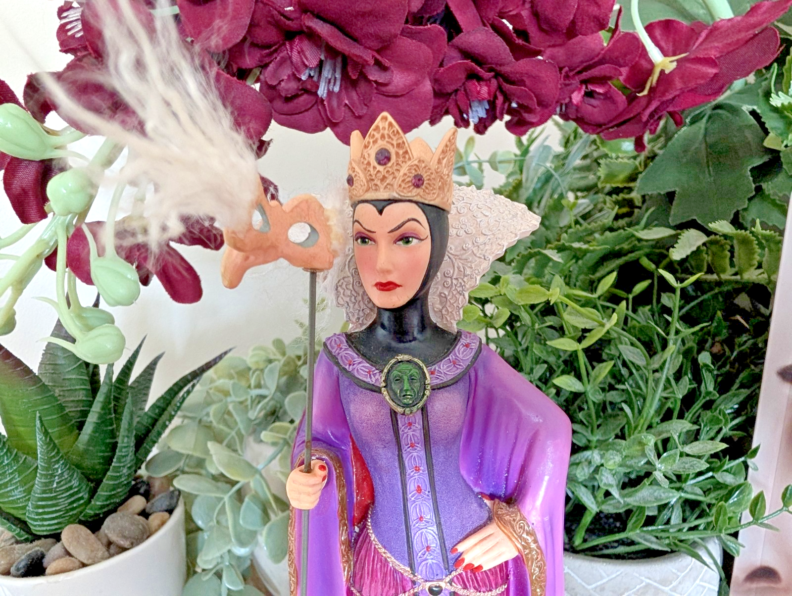Disney Showcase Couture de Force Evil Queen Masquerade figurine photo 3
