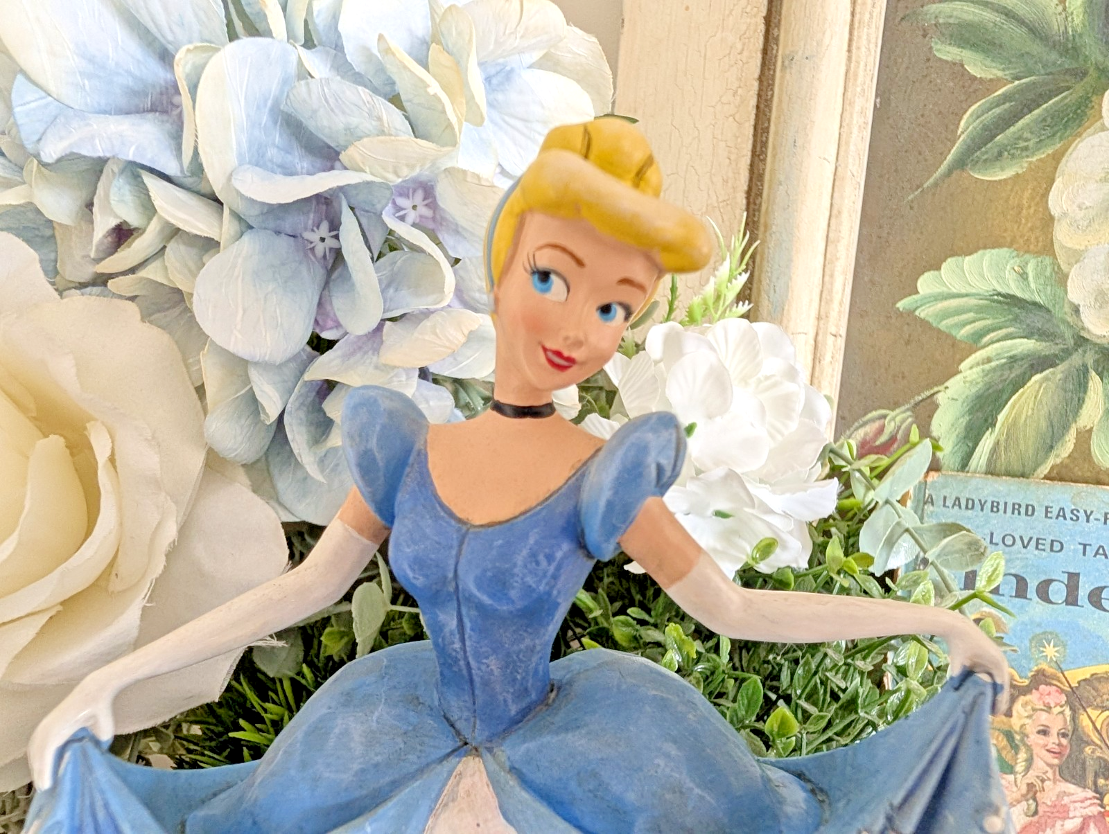 Disney Traditions Showcase Cinderella Romantic Waltz Figurine Jim Shore Scene2