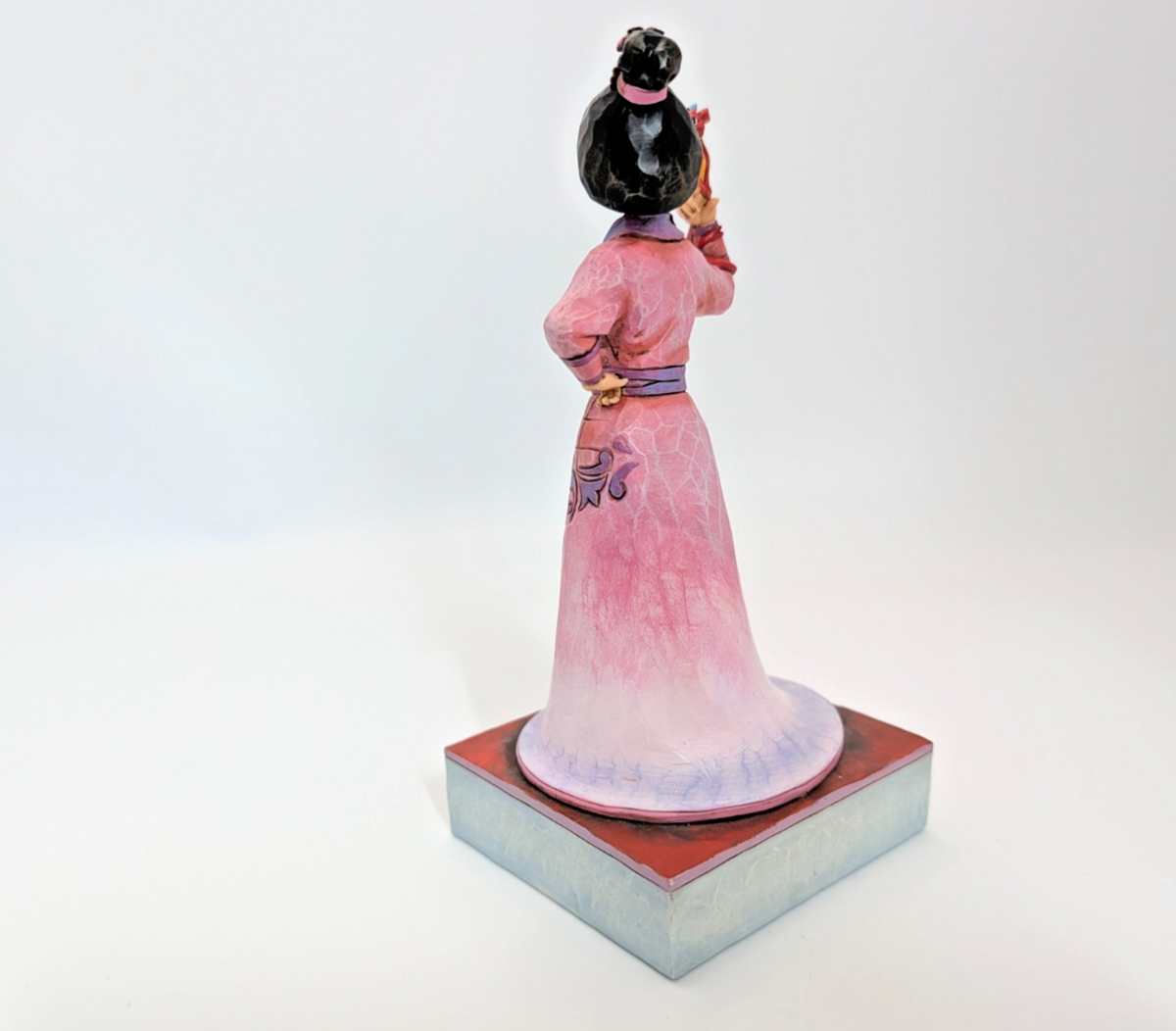 Disney Traditions Mulan and Mushu Determined and Tough 4037510 – base and pattern detail