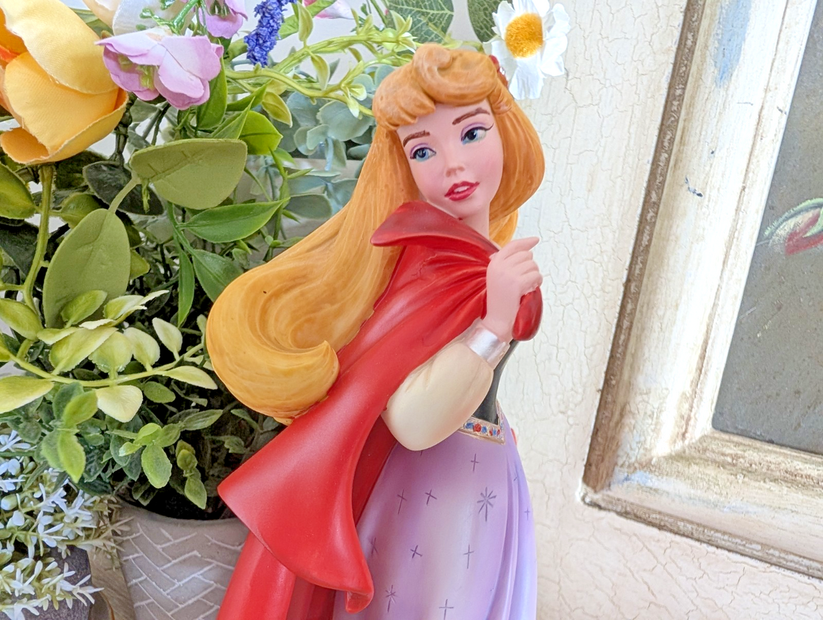 Disney Showcase Aurora as Briar Rose 4055792 Couture de Force – detail and condition photograph 2