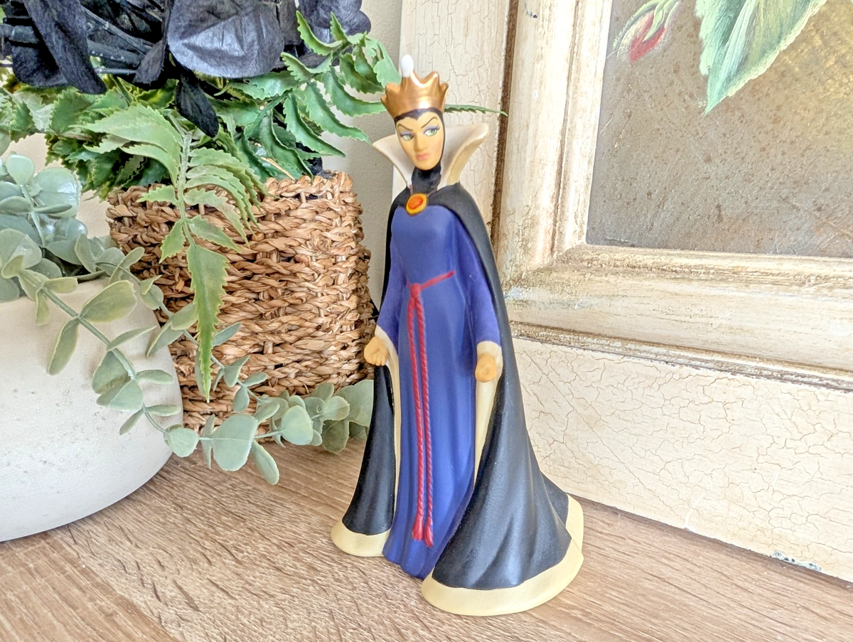 Disney Showcase Precious Moments Evil Queen Black as Night 143701 - Boxed - product view 3