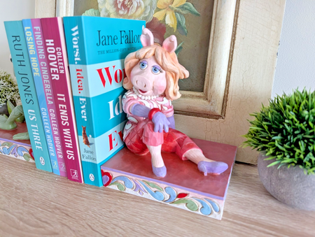 Alternate view of Disney Traditions Kermit and Miss Piggy bookends 4026093