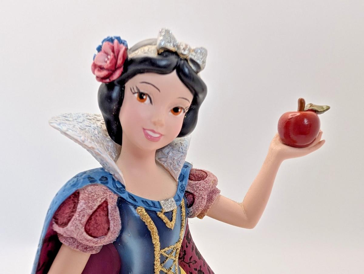 Disney Showcase Haute Couture Snow White Figurine 4031542 Snow White With Apple10