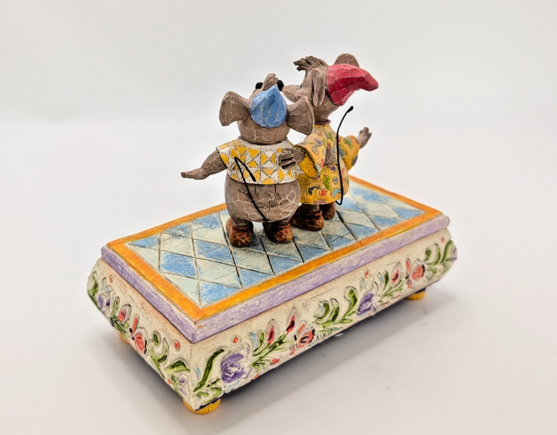 Disney Traditions Bosom Buddies Jaq and Gus trinket box 4007661 - costume and pattern detail