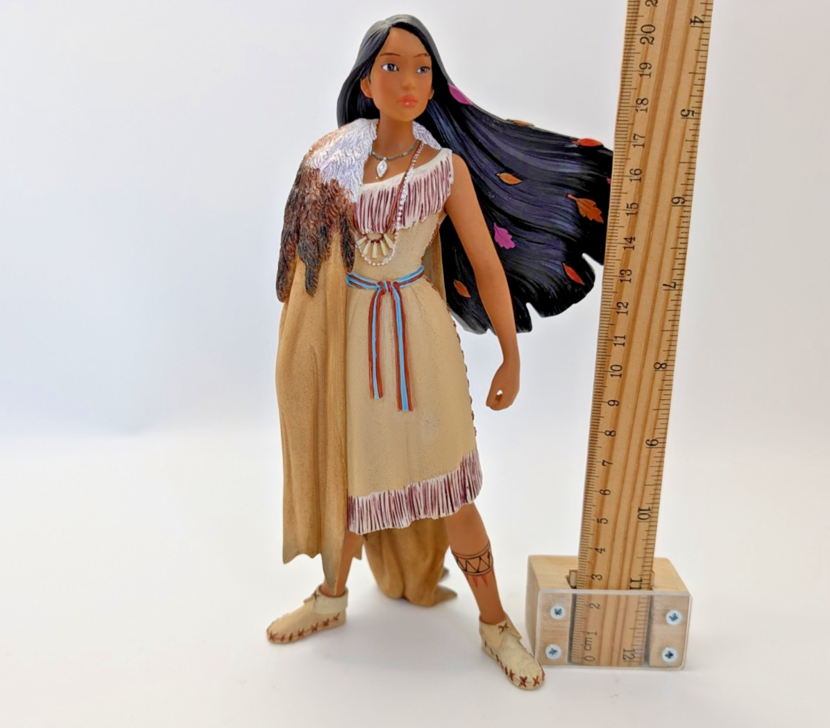 Disney Showcase Couture de Force Pocahontas 6008692 by Enesco - Unboxed - product view 18