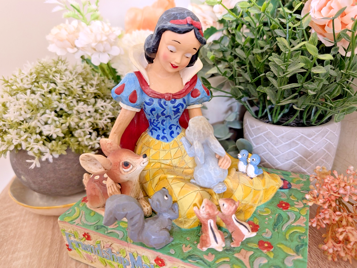 Disney Traditions Showcase Snow White Figurine Friendship Makes The Heart Sing0