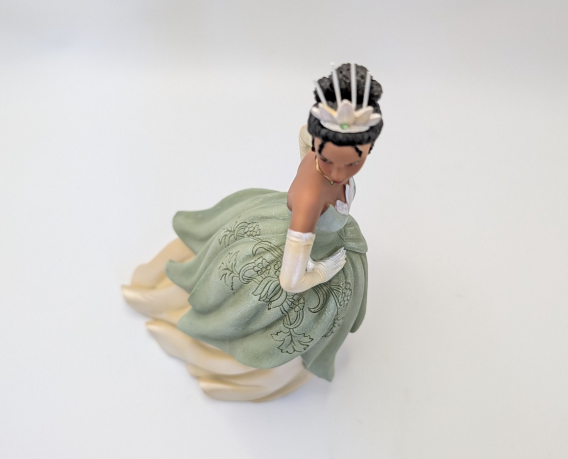 Disney Showcase Tiana Couture de Force figurine 6005687 – upper detail