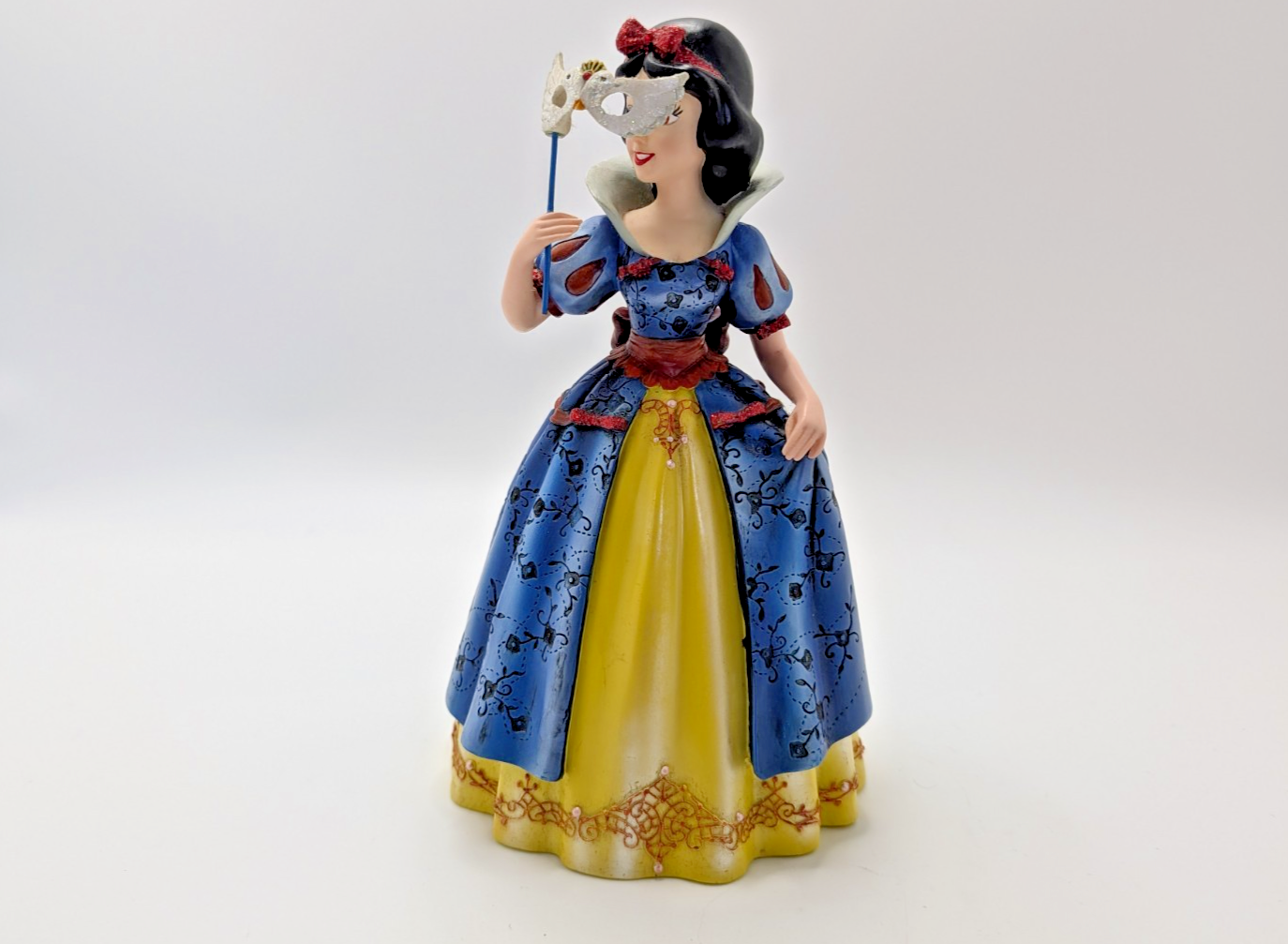 Disney Showcase Snow White Haute Couture Figurine Masquerade Boxed Mask Ball1