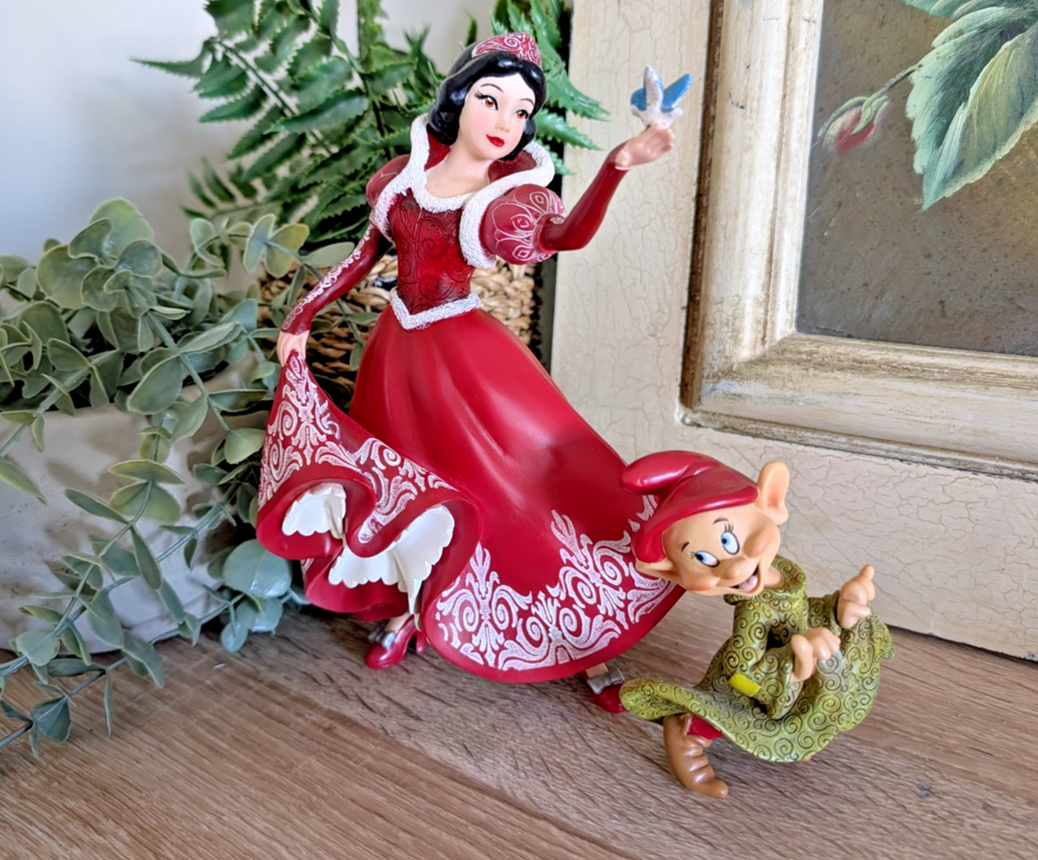 Disney Showcase Snow White and Dopey Christmas Set 4058287 figurine