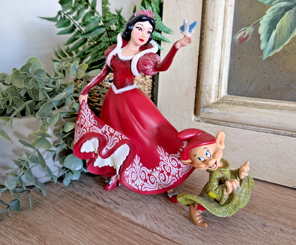Disney Showcase Snow White and Dopey Christmas Set 4058287