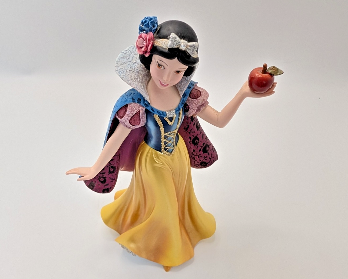 Disney Showcase Haute Couture Snow White Figurine 4031542 Snow White With Apple11