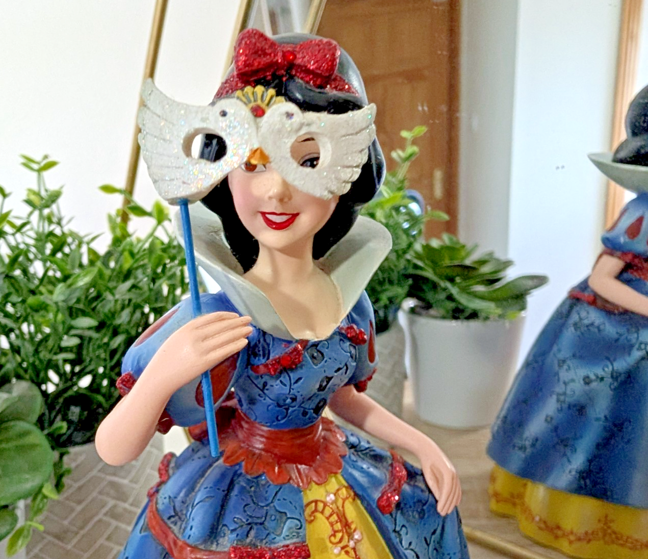 Disney Showcase Snow White Haute Couture Figurine Masquerade Boxed Mask Ball11