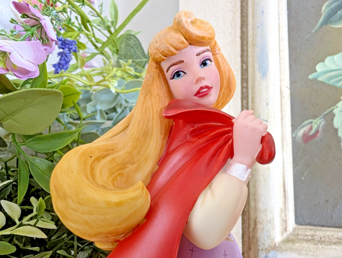 Disney Showcase Aurora as Briar Rose 4055792 Couture de Force – detail and condition photograph 3
