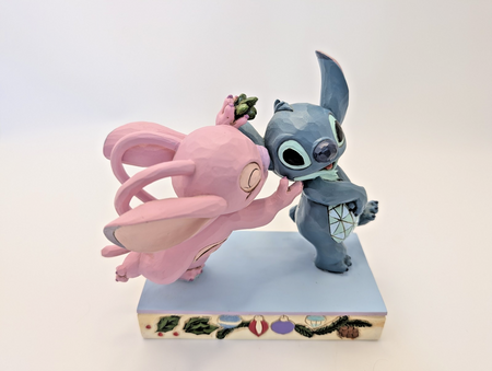 Disney Traditions Stitch and Angel Mistletoe Kisses figurine 6008980 – packaging view