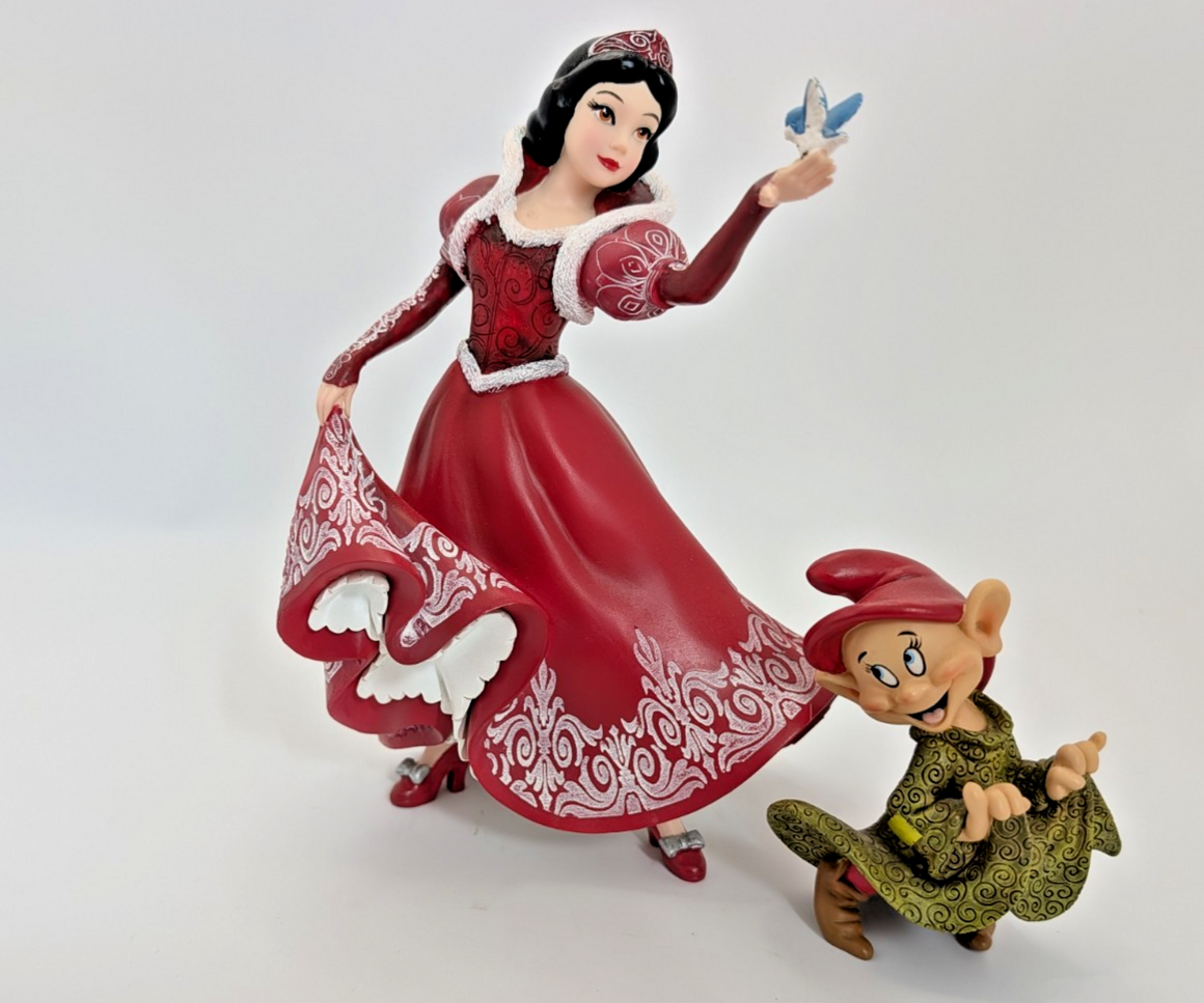 Disney Showcase Haute Couture Snow White & Dopey Christmas Holiday Figurine4