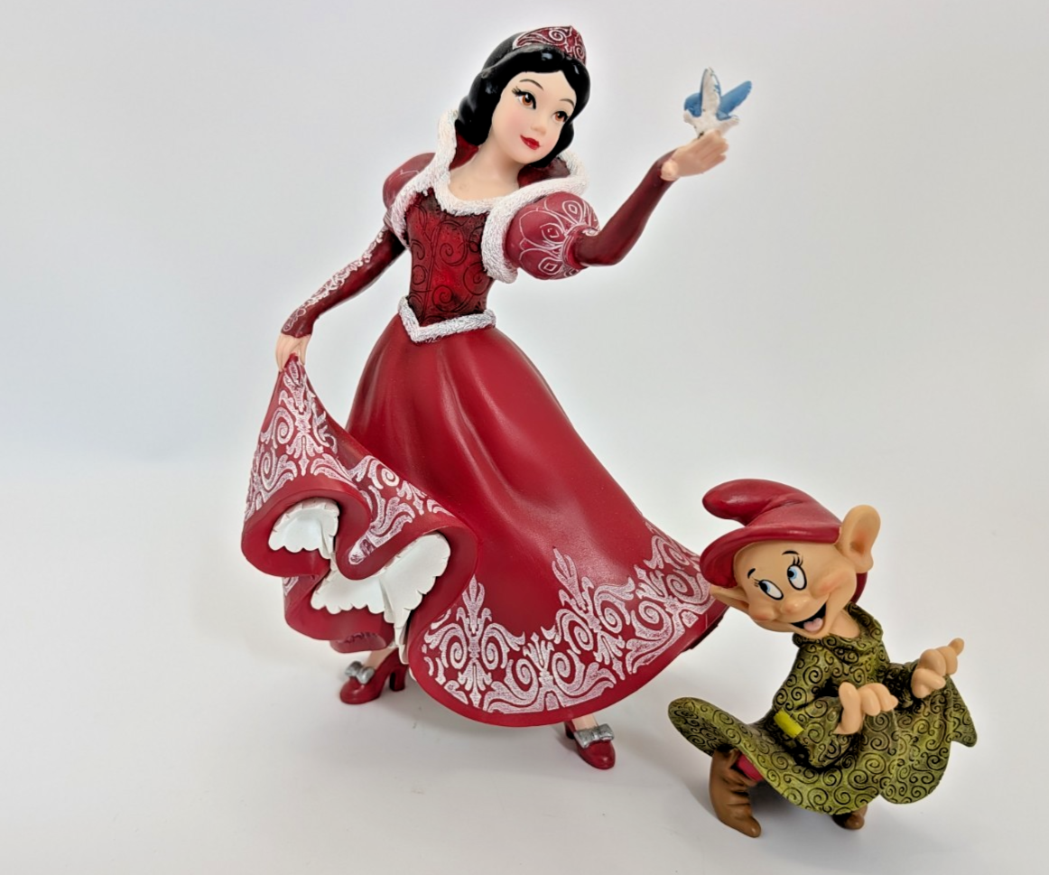 Disney Showcase Haute Couture Snow White & Dopey Christmas Holiday Figurine4