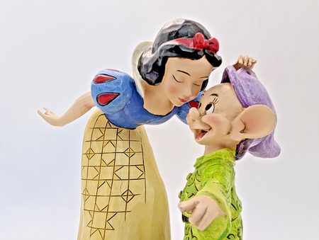 Disney Traditions Showcase Snow White & Dopey Sweetest Farewell Figurine J Shore18