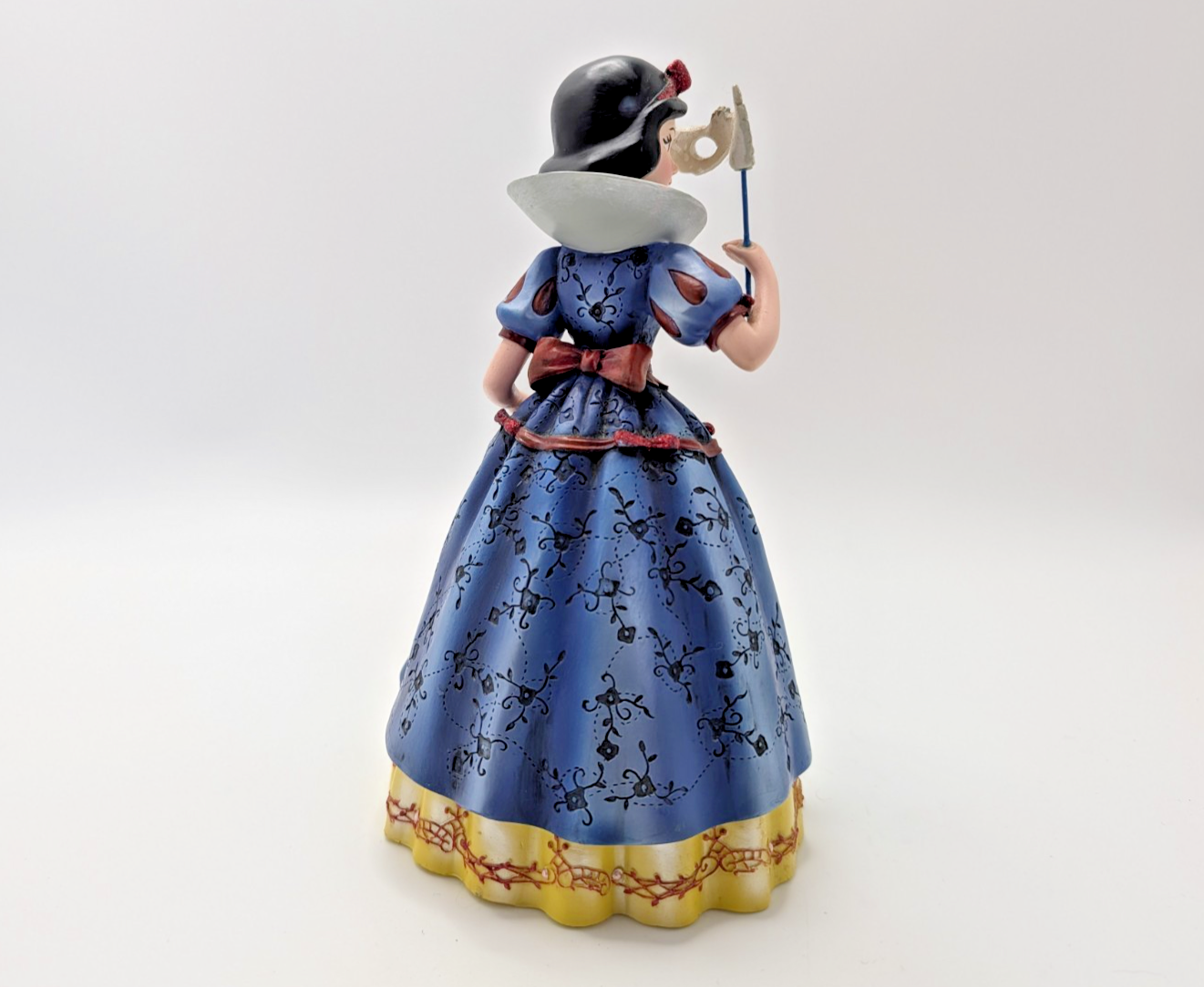 Disney Showcase Snow White Haute Couture Figurine Masquerade Boxed Mask Ball5