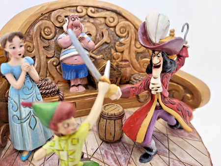 Disney Traditions Daring Duel Figurine Peter Pan Caprain Hook Scene Ornament17