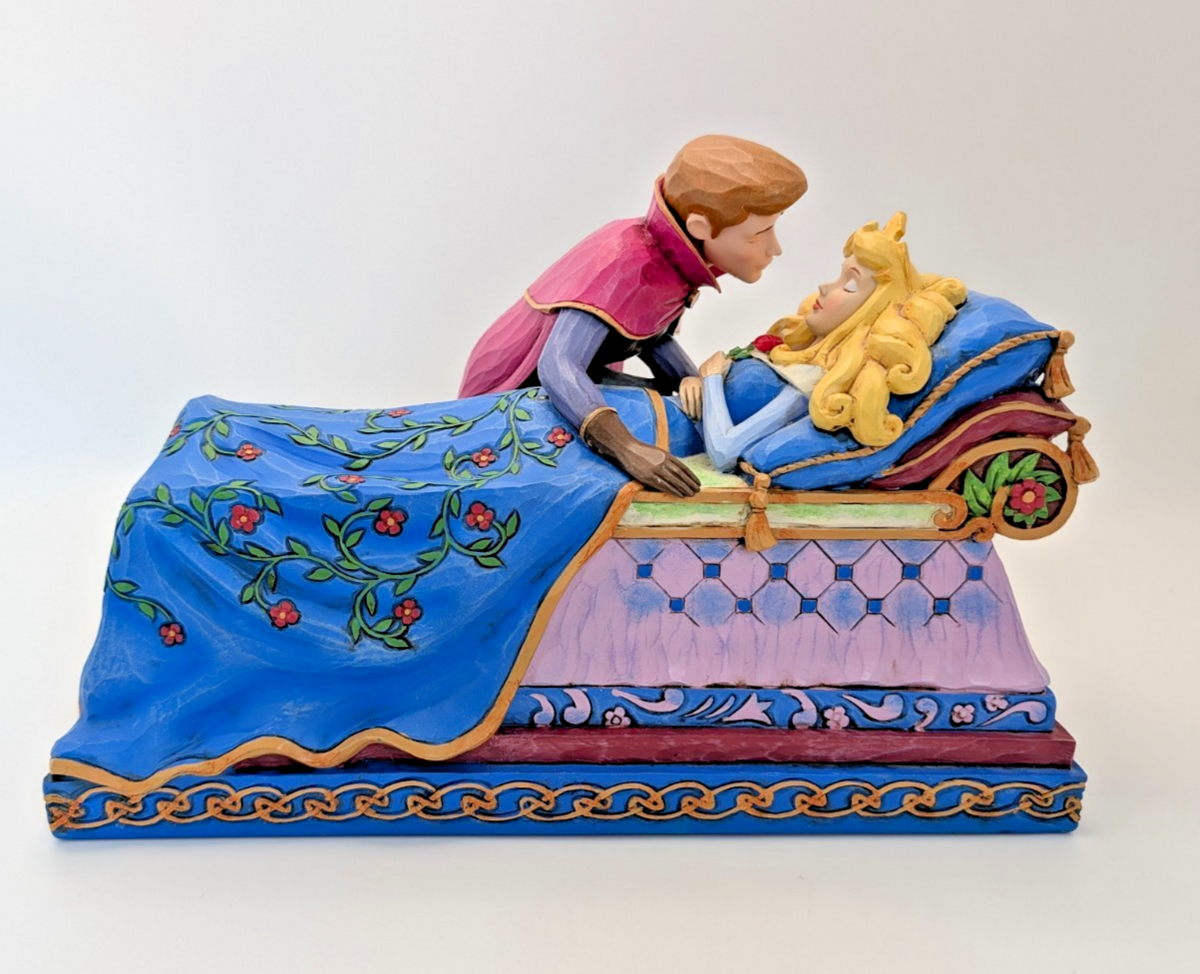 Disney Traditions Aurora Phillip The Spell Is Broken 4056753 figurine - costume and pattern detail