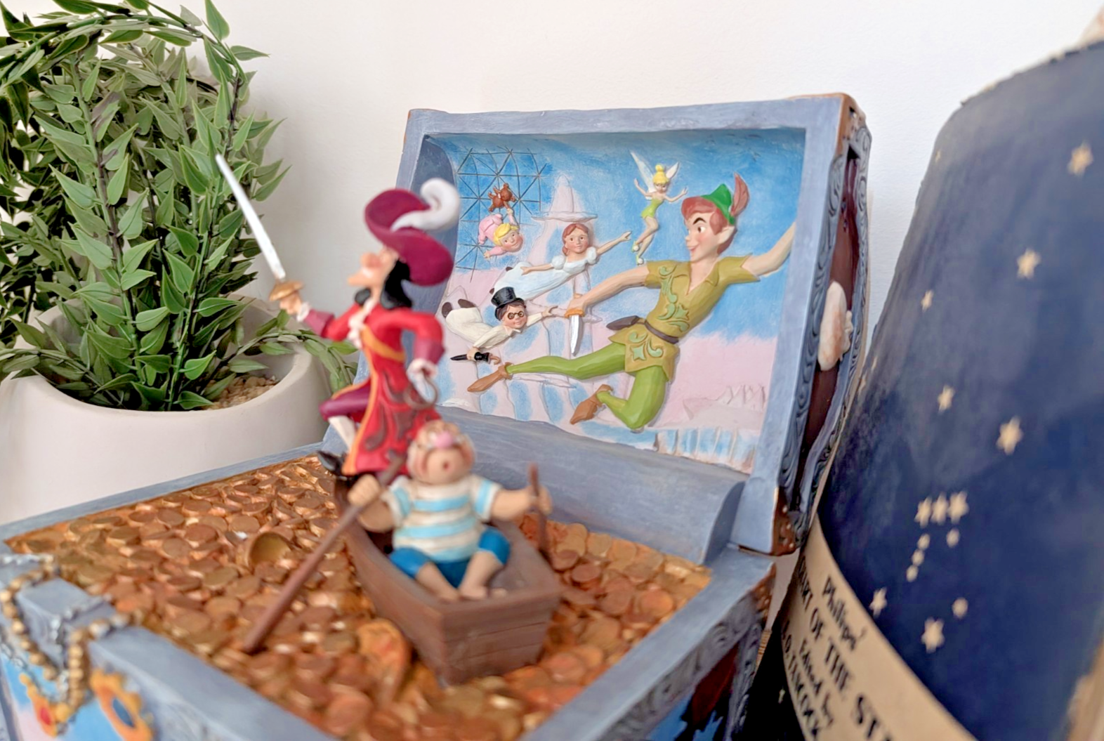 Disney Traditions Treasure-Strewn Tableau Peter Pan Figurine Captain Hook Wendy1