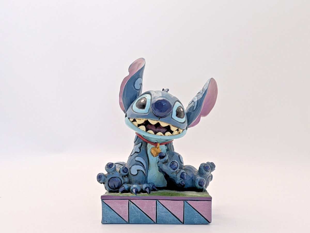 Disney Traditions Stitch Ohana Means Family figurine 4016555 lower-body detail