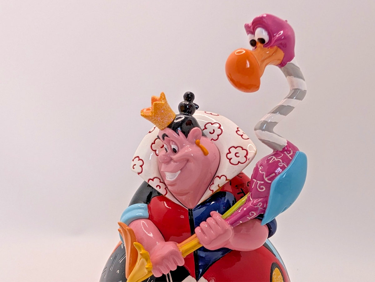 Disney Britto Queen of Hearts 6008525 unboxed figurine - lower detail