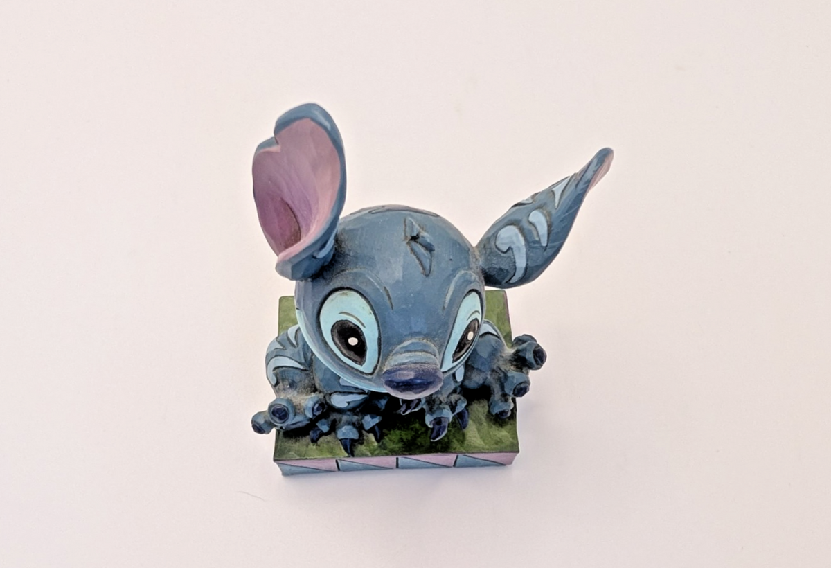 Disney Traditions Stitch Ohana Means Family figurine 4016555 character pose detail