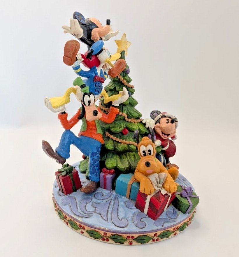 Disney Traditions Mickey and Friends Merry Tree Trimming 6008979 – base and pattern detail