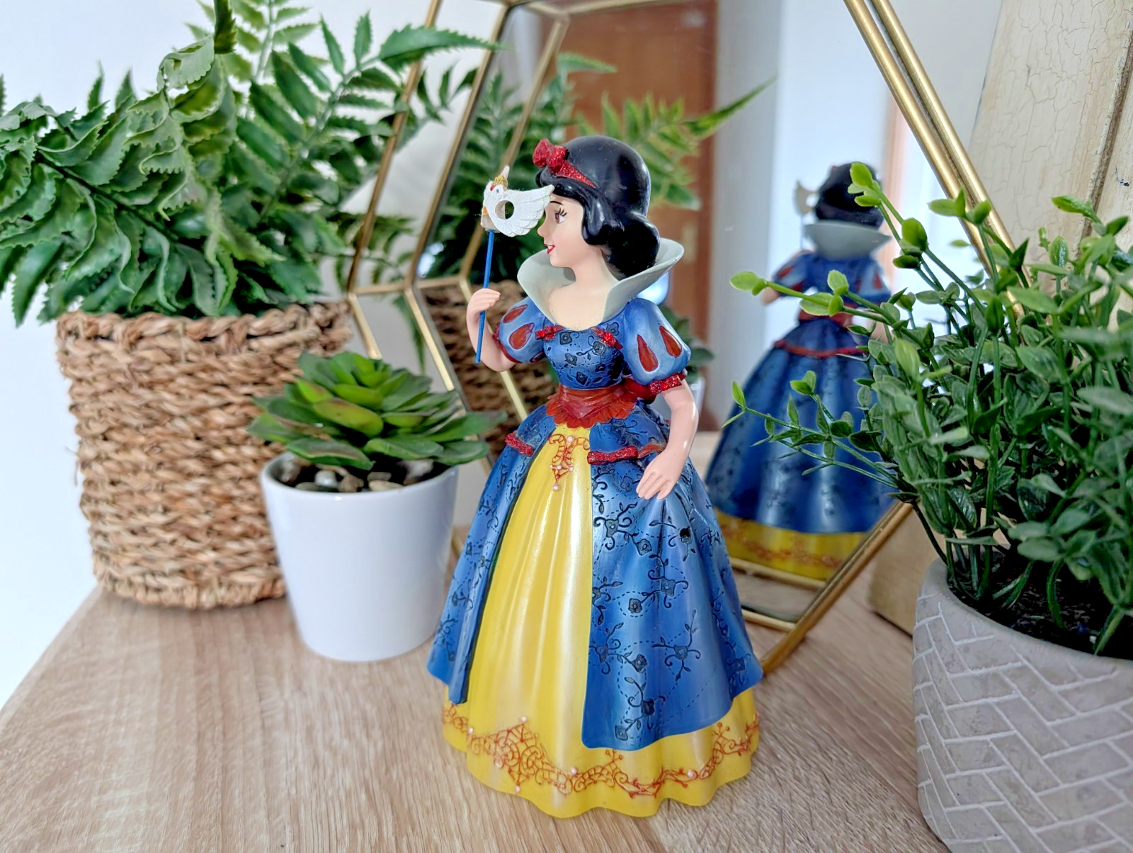 Disney Showcase Snow White Haute Couture Figurine Masquerade Boxed Mask Ball13